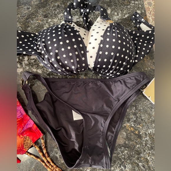 Listing for exposure shot only 34DD and S or M sets - Picture 5 of 15